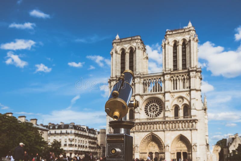 Telescopio che trascura per Notre Dame fotografia stock libera da diritti Telescopio che trascura per Notre Dame fotografia stock libera da diritti