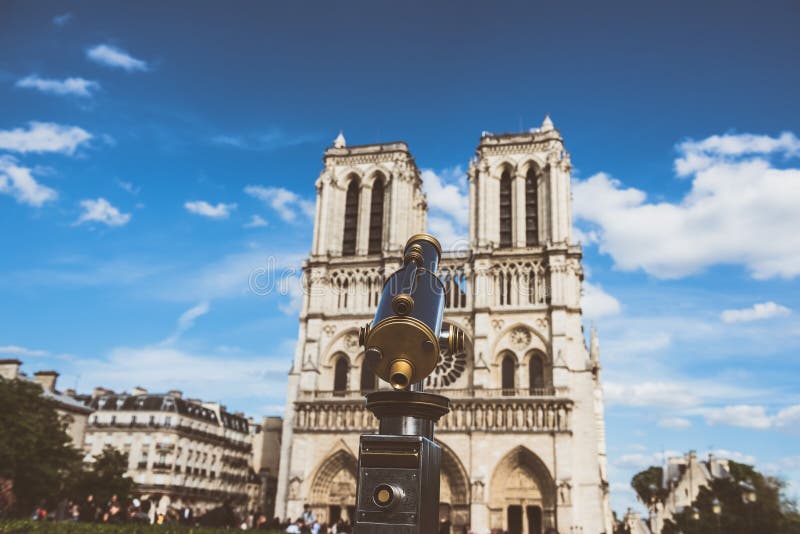 Telescopio che trascura per Notre Dame fotografia stock libera da diritti Telescopio che trascura per Notre Dame fotografia stock libera da diritti