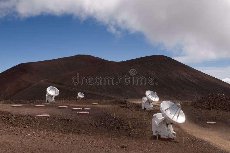 Telescópios de rádio, Mauna Kea, console grande, Havaí imagem de stock Telescópios de rádio, Mauna Kea, console grande, Havaí imagem de stock