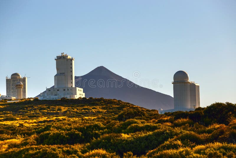 Teleskope des astronomischen Observatoriums Izana mit Volcano El Teide