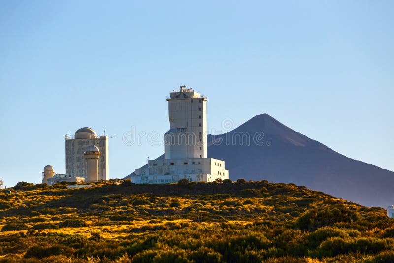 Teleskope des astronomischen Observatoriums Izana mit Volcano El Teide