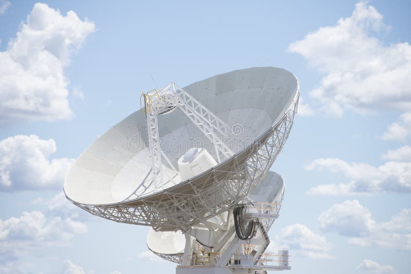 Teleskopu naczynie z błękitnym pogodnym niebem zdjęcia stock Teleskopu naczynie z błękitnym pogodnym niebem zdjęcia stock