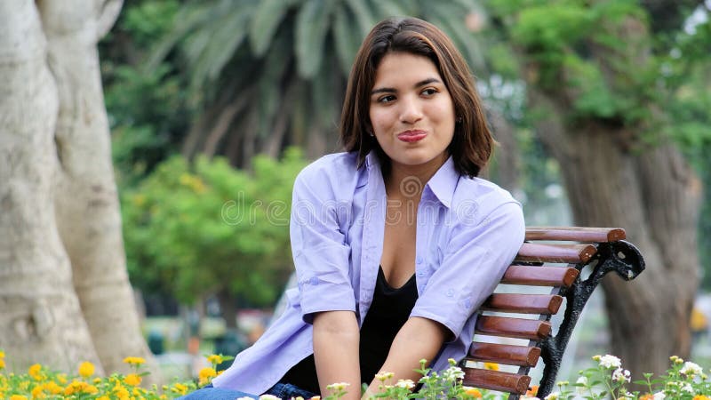 Teleurgesteld Leuk Person Sitting On Bench stock fotografie Teleurgesteld Leuk Person Sitting On Bench stock fotografie