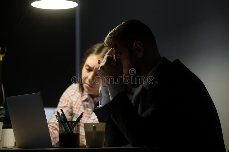 Teleurgestelde die arbeiders met bedrijfcrisis bij markt worden verstoord royalty-vrije stock afbeelding Teleurgestelde die arbeiders met bedrijfcrisis bij markt worden verstoord royalty-vrije stock afbeelding