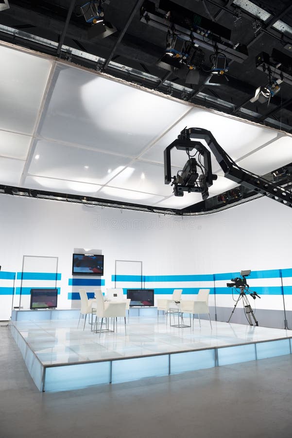 Televisiestudio met kraanbalkcamera en lichten royalty-vrije stock fotografie Televisiestudio met kraanbalkcamera en lichten royalty-vrije stock fotografie