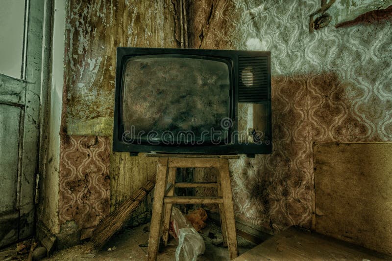 Televisione rotta terrificante nella stanza sporca della casa abbandonata