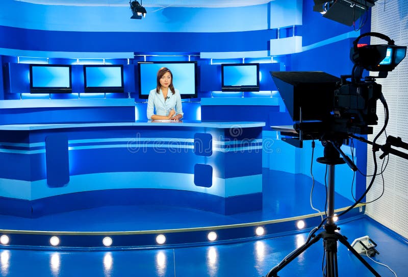 Televisionnyhetsuppläsare på den blåa TVstudion