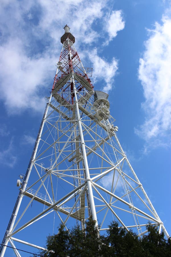 Televisiontorn mot himlen arkivbild Televisiontorn mot himlen arkivbild