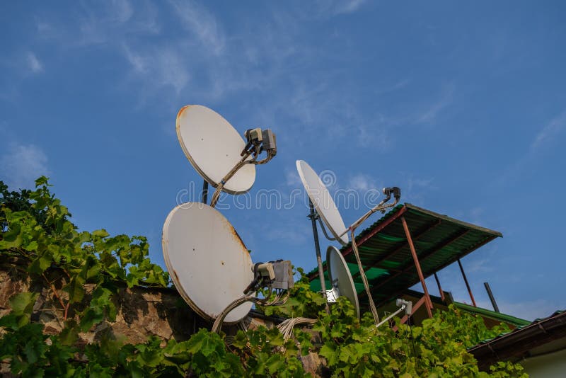 Televisão por satélite Chapas grandes sobre fundo azul-céu