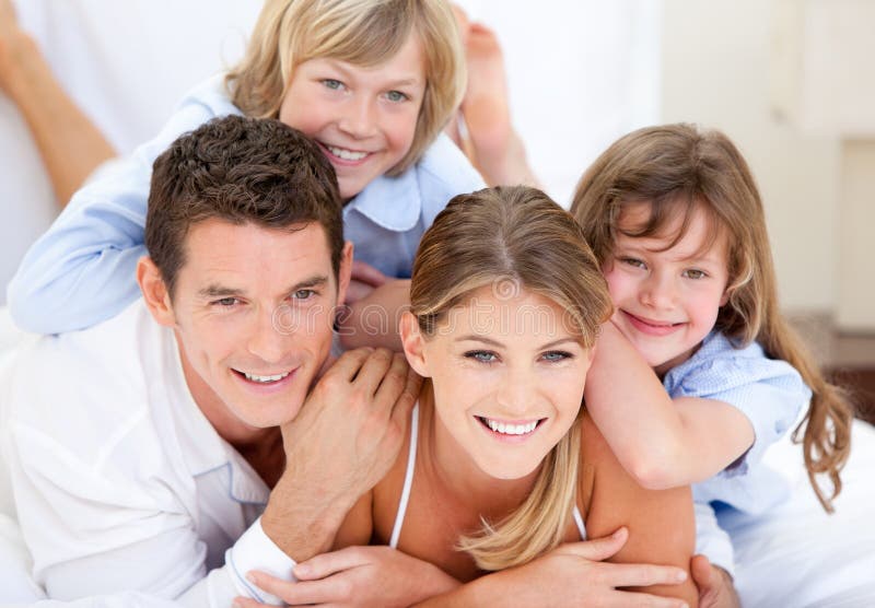 Família unida a ver televisão imagens de stock