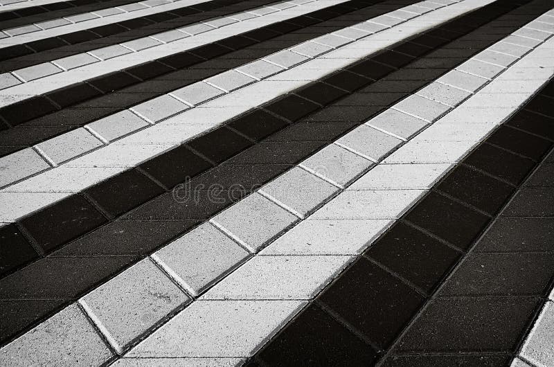 Telha quadriculado preto e branco na rua imagens de stock Telha quadriculado preto e branco na rua imagens de stock