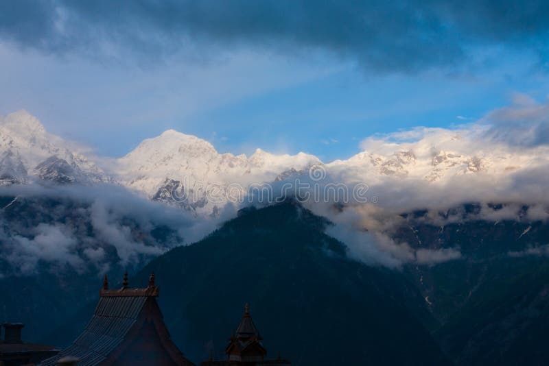 Telhado do templo de Kalpa da montanha de Kinnaur Kailash fotos de stock Telhado do templo de Kalpa da montanha de Kinnaur Kailash fotos de stock