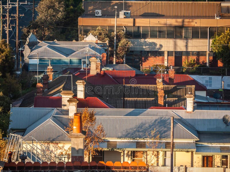 Telhados com chaminé de casas residenciais no interior de melbournes. vic australia.