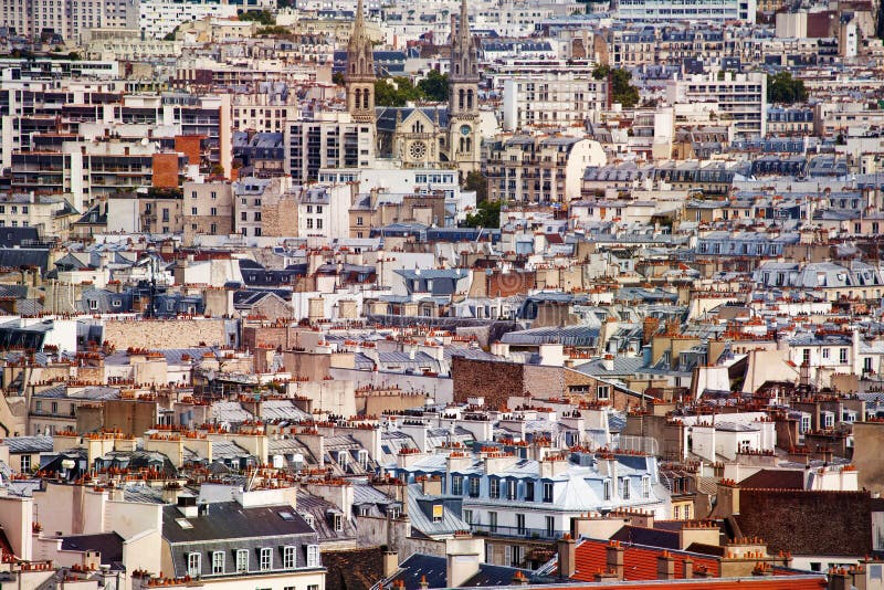 Telhados das casas e das igrejas Paris na cidade foto de stock royalty free Telhados das casas e das igrejas Paris na cidade foto de stock royalty free