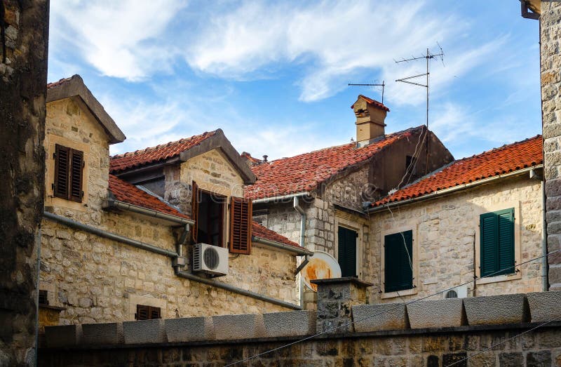 Telhados de telhas vermelhas de Kotor, Montenegro imagens de stock Telhados de telhas vermelhas de Kotor, Montenegro imagens de stock
