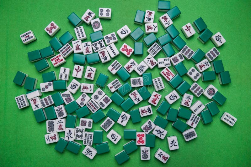 Telhas De Madeira Do Jogo Do Mahjong Na Caixa Isolada No Branco Imagem de  Stock - Imagem de tabela, jogo: 37620115