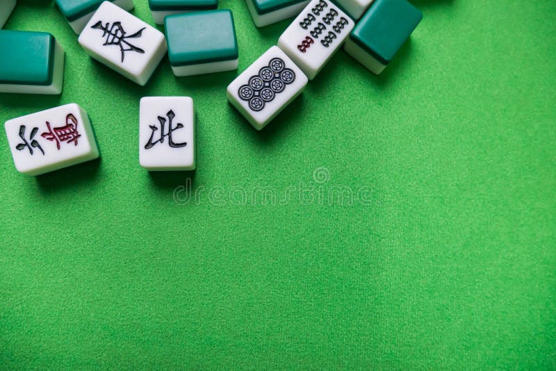 Telhas De Madeira Do Jogo Do Mahjong Na Caixa Isolada No Branco Imagem de  Stock - Imagem de tabela, jogo: 37620115