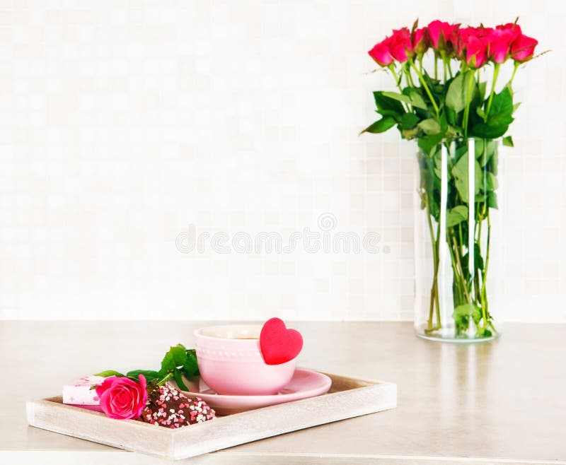 Tellersegment mit Kaffee, Plätzchen und Geschenk stockfotografie