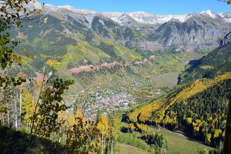 Tellururo nella caduta con la tremula gialla e le montagne innevate fotografie stock libere da diritti Tellururo nella caduta con la tremula gialla e le montagne innevate fotografie stock libere da diritti