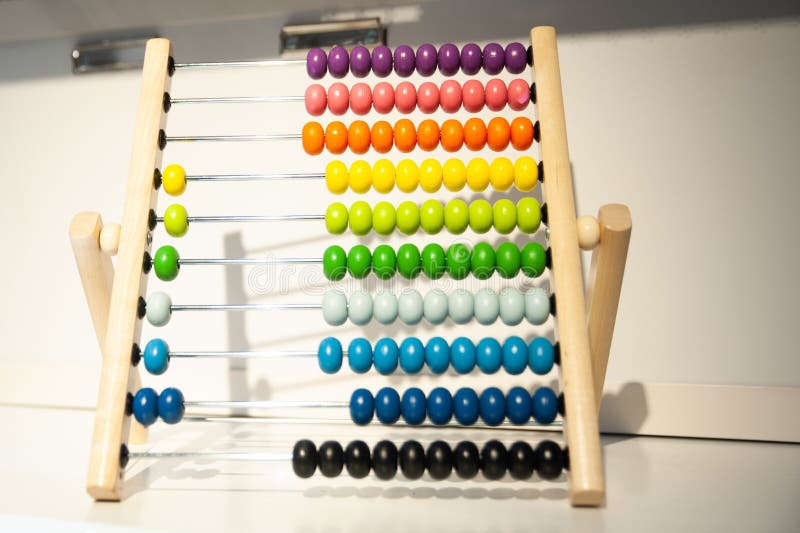 Telraam met kleurrijke houten parels op witte achtergrond stock afbeeldingen Telraam met kleurrijke houten parels op witte achtergrond stock afbeeldingen