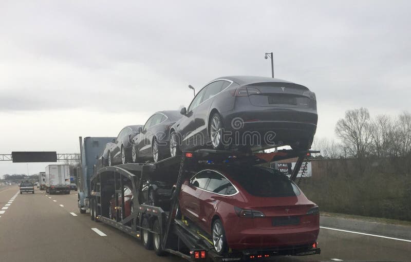 Telsa Model 3 die Auto's aan de Autopartij worden geleid stock foto Telsa Model 3 die Auto's aan de Autopartij worden geleid stock foto