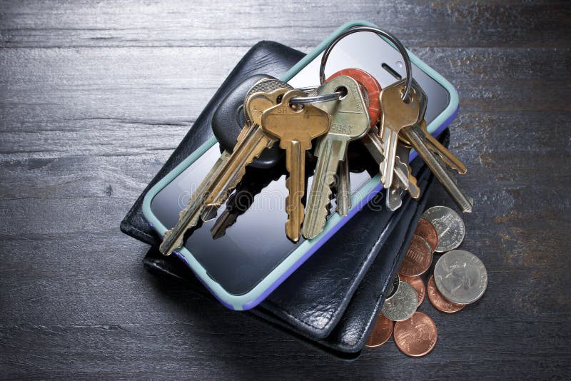 Teléfono celular del dinero de llaves de la cartera fotografía de archivo Teléfono celular del dinero de llaves de la cartera fotografía de archivo