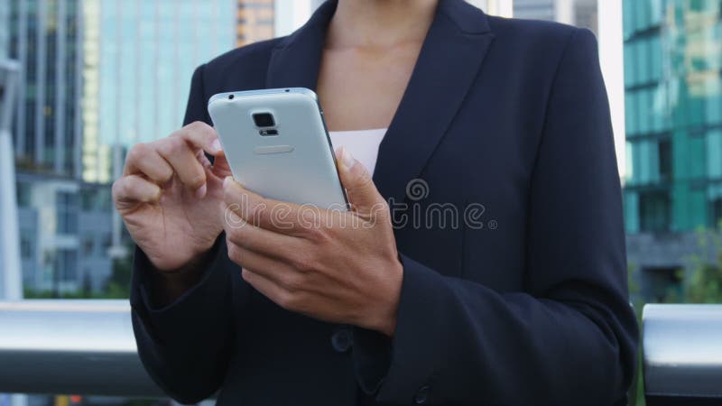 Teléfono de la mujer empresaria del teléfono celular enviando mensajes de texto usando la aplicación en smartphone en vancouver metrajes
