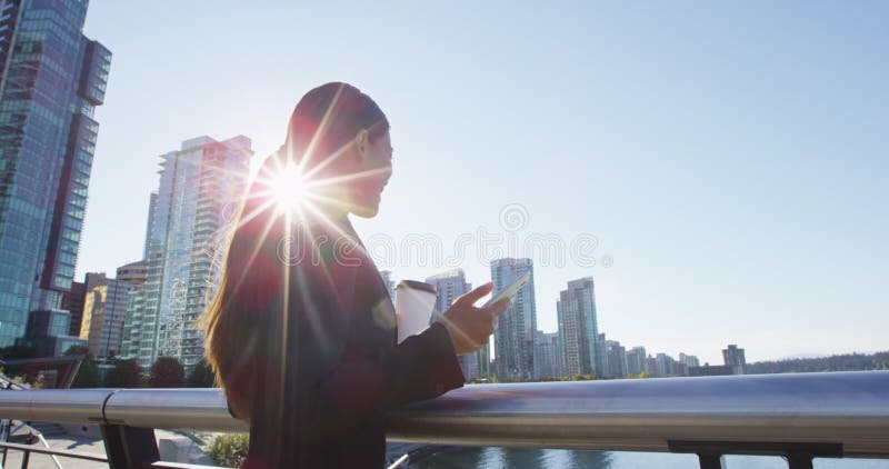 Teléfono de la mujer empresaria de negocios de telefonía mediante aplicación en smartphone en vancouver canada