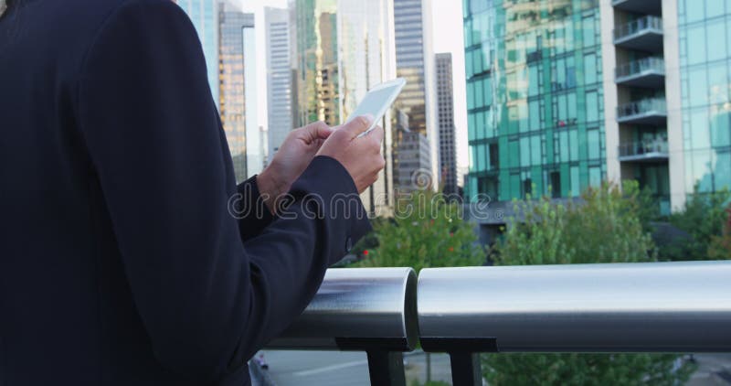 Teléfono de la mujer empresaria de negocios de telefonía mediante aplicación en smartphone en vancouver canada