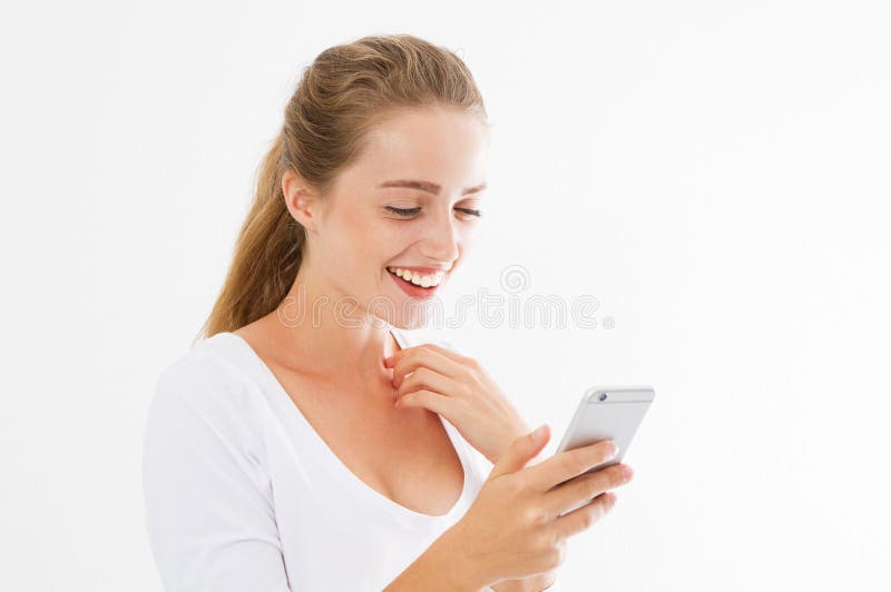 Teléfono de las buenas noticias Noticias de lectura de la muchacha feliz emocionada buenas en la situación elegante del teléfono imagen de archivo libre de regalías Teléfono de las buenas noticias Noticias de lectura de la muchacha feliz emocionada buenas en la situación elegante del teléfono imagen de archivo libre de regalías