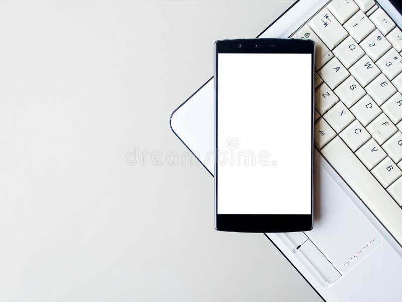 Teléfono elegante con el móvil y el ordenador portátil en blanco El teléfono elegante con la pantalla en blanco y puede ser añade fotos de archivo libres de regalías Teléfono elegante con el móvil y el ordenador portátil en blanco El teléfono elegante con la pantalla en blanco y puede ser añade fotos de archivo libres de regalías