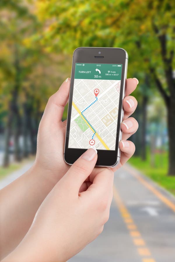 Teléfono elegante con el uso de la navegación de los gps del mapa en la pantalla foto de archivo libre de regalías Teléfono elegante con el uso de la navegación de los gps del mapa en la pantalla foto de archivo libre de regalías