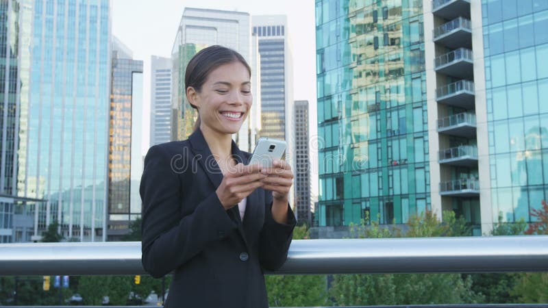 Teléfono - Mujer de negocios que usa sms de teléfono para enviar mensajes de texto usando una aplicación en un smartphone