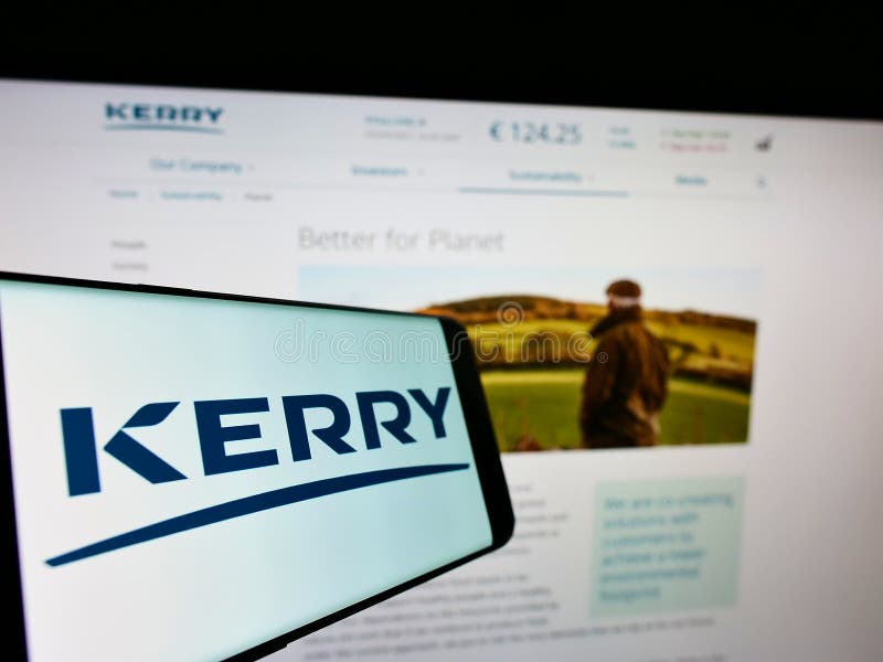 Teléfono móvil con el logo de la compañía de alimentos irlandesa kerry group plc en pantalla frente al sitio web de negocios. foto de archivo libre de regalías