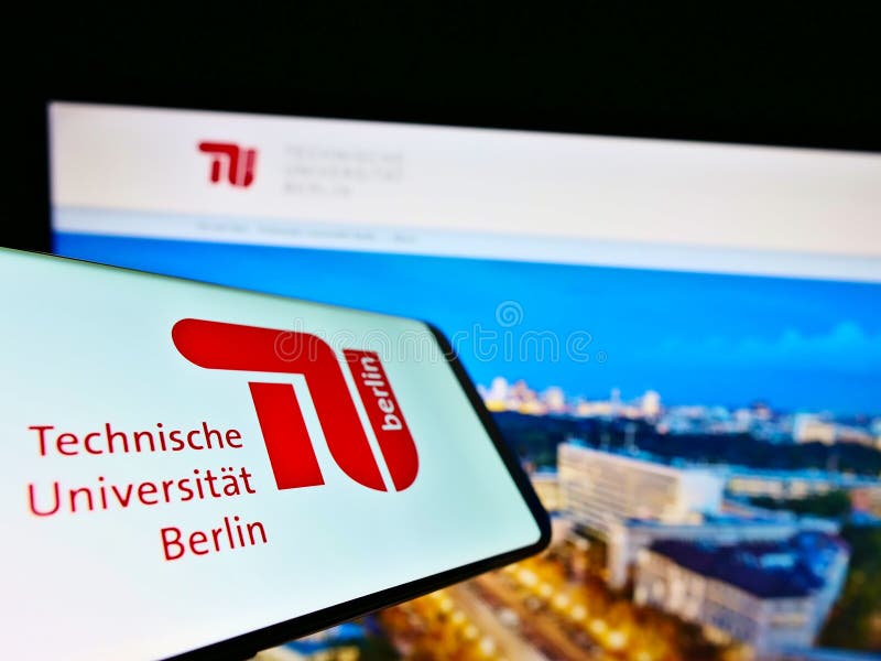Teléfono móvil con el logo de la universidad técnica de berlín de la institución de educación alemana en pantalla frente al sitio imágenes de archivo libres de regalías