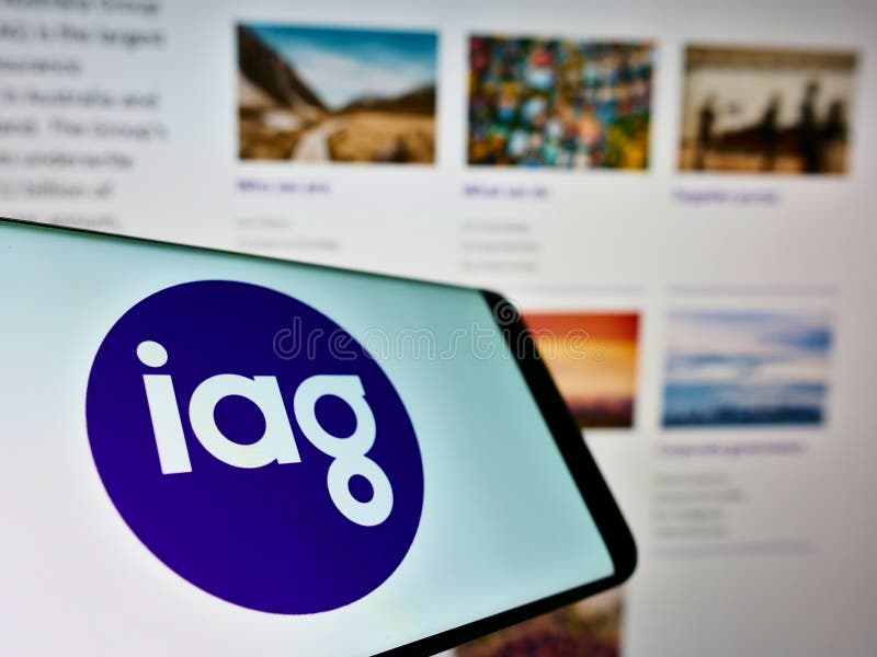 Teléfono móvil con el logotipo de compañía aseguradora australia grupo iag limitado en pantalla frente al sitio web. fotos de archivo libres de regalías