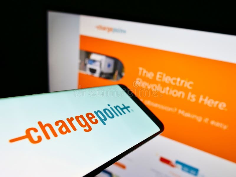 Teléfono móvil con el logotipo de la compañía de ee. uu. chargepoint holding inc ev cargando en pantalla frente al sitio web de neg fotos de archivo libres de regalías