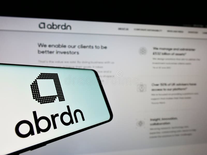 Teléfono móvil con el logotipo de la compañía de inversión británica abrdn plc en pantalla frente al sitio web de negocios. imagen de archivo libre de regalías