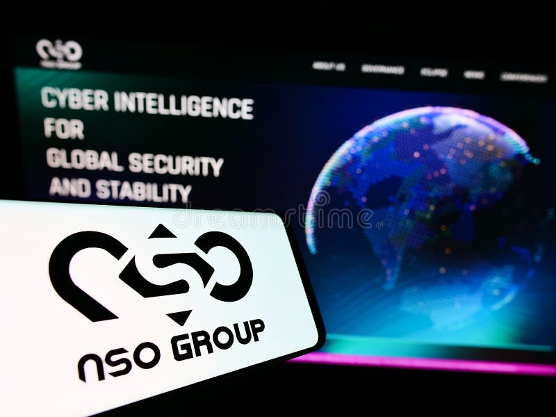 Teléfono móvil con el logotipo de la compañía de tecnología nso group technology ltd. en pantalla delante del sitio web. imagen de archivo libre de regalías