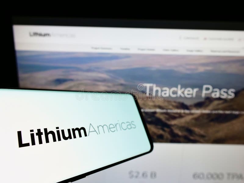 Teléfono móvil con el logotipo de la empresa canadiense lithium americas corp. en pantalla frente al sitio web de negocios. fotos de archivo