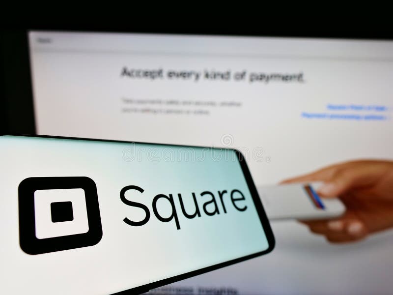 Teléfono móvil con el logotipo de la empresa de pagos digitales de ee. uu. square inc. en pantalla frente al sitio web de negocios. imagen de archivo libre de regalías