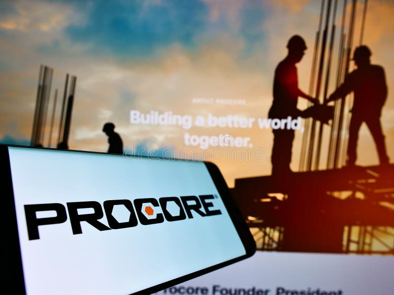Teléfono móvil con el logotipo de la empresa de software de ee. uu. tecnologías procore inc en pantalla frente al sitio web de nego imagen de archivo
