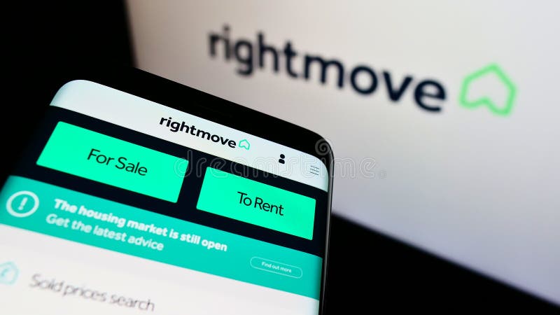 Teléfono móvil con el logotipo del portal británico en línea rightmotion plc en pantalla frente a la página web. foto de archivo libre de regalías