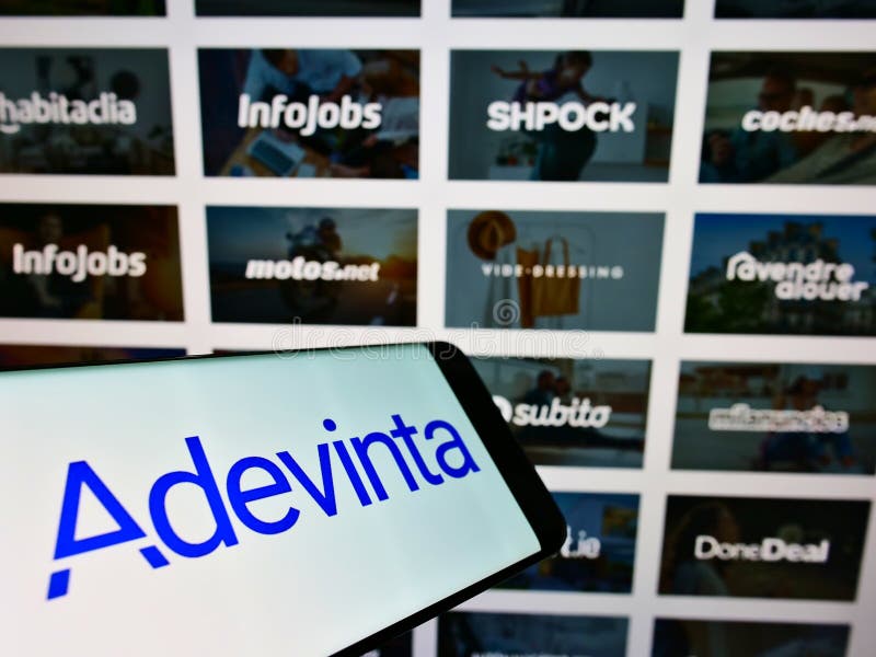 Teléfono móvil con logotipo de la empresa noruega ecommerce adevinta asa en pantalla frente a la página web con portafolio. imagenes de archivo
