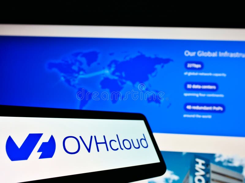 Teléfono móvil con logotipo de proveedor francés de computación en nube, de grupo, en pantalla frente al sitio web. imágenes de archivo libres de regalías