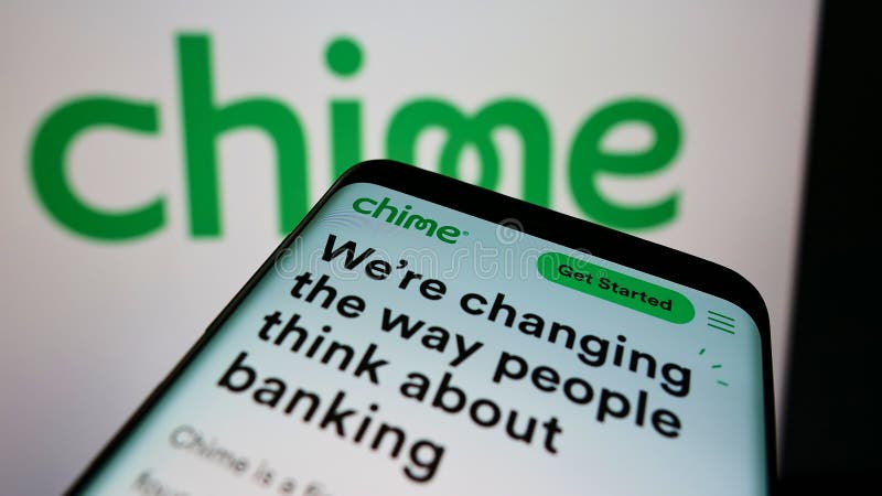 Teléfono móvil con página web de la compañía estadounidense de fintech chime financial inc. en pantalla delante del logotipo de ne fotografía de archivo libre de regalías