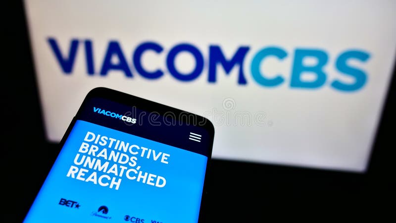 Teléfono móvil con página web de negocios de la empresa de medios masivos de ee. uu. viacomcbs inc. en pantalla frente al logotipo fotografía de archivo