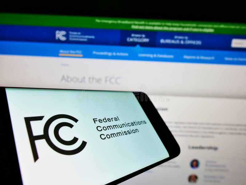 Teléfono móvil con sello de la comisión federal de comunicaciones de la agencia de estados unidos fcc en pantalla frente a la pági fotos de archivo