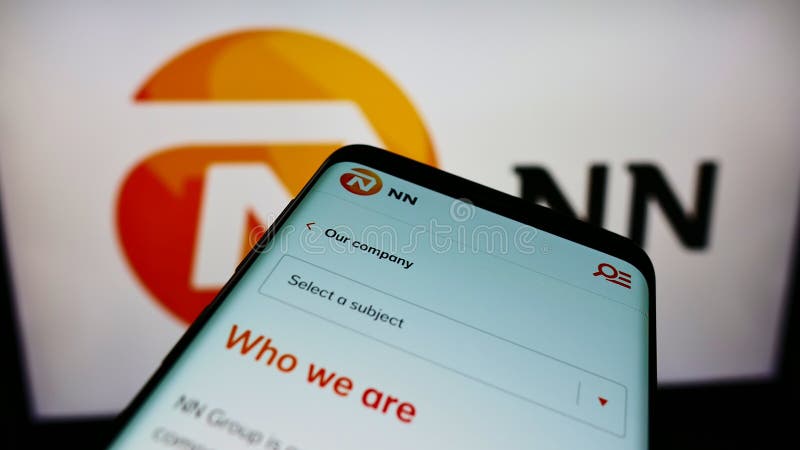 Teléfono móvil con sitio web de la compañía de seguros holandesa nn group nv. en pantalla delante del logotipo de negocios. fotos de archivo