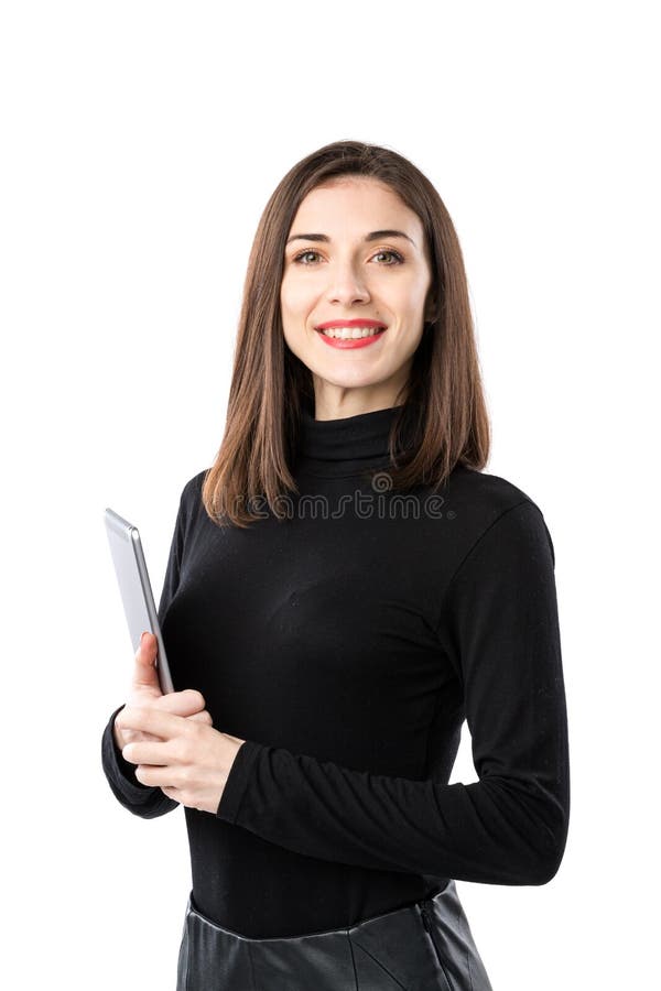 Tema da tecnologia do neg?cio da mulher Mulher caucasiano nova bonita na camisa preta que levanta a posi??o com m?os da tabuleta foto de stock Tema da tecnologia do neg?cio da mulher Mulher caucasiano nova bonita na camisa preta que levanta a posi??o com m?os da tabuleta foto de stock